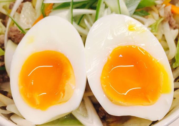 4 nhóm người không nên ăn trứng lòng đào- Ảnh 1.