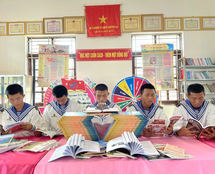 Nhiều chiến sĩ hải quân đọc sách để nuôi dưỡng tâm hồn- Ảnh 2.