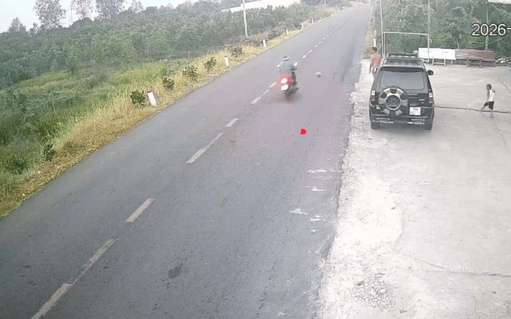 Trong lúc lưu thông trên Tỉnh lộ 908, một người đàn ông va chạm với quả bóng do trẻ nhỏ đá ra đường, dẫn đến tai nạn nghiêm trọng.