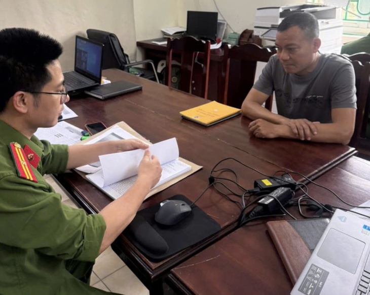 Khởi tố 3 người 'chốt số' qua điện thoại- Ảnh 1. Khởi tố 3 người 'chốt số' qua điện thoại- Ảnh 1.