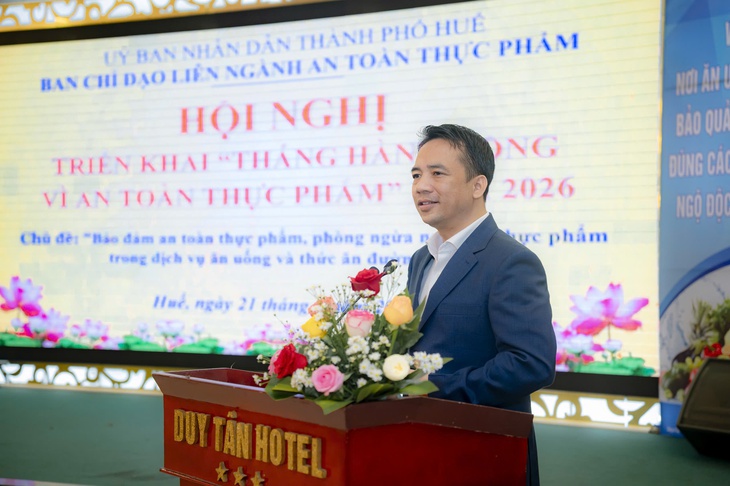 Huế siết chặt kiểm soát dịch vụ ăn uống, thức ăn đường phố- Ảnh 1. Huế siết chặt kiểm soát dịch vụ ăn uống, thức ăn đường phố- Ảnh 1.