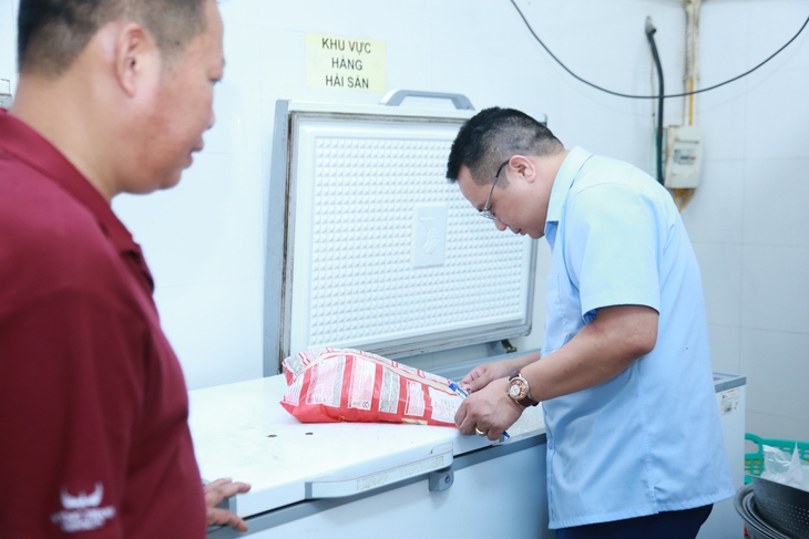 Kiểm tra an toàn thực phẩm tại loạt khách sạn, điểm kinh doanh ở Cửa Lò- Ảnh 4.