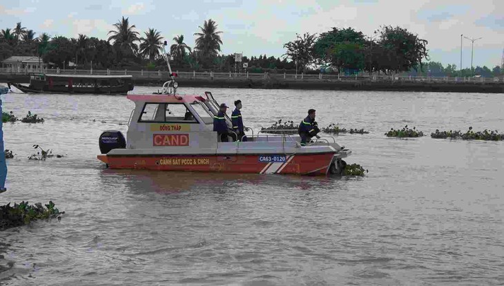 Tìm thấy thi thể 2 người đàn ông rơi xuống sông mất tích sau 2 ngày tìm kiếm- Ảnh 1.