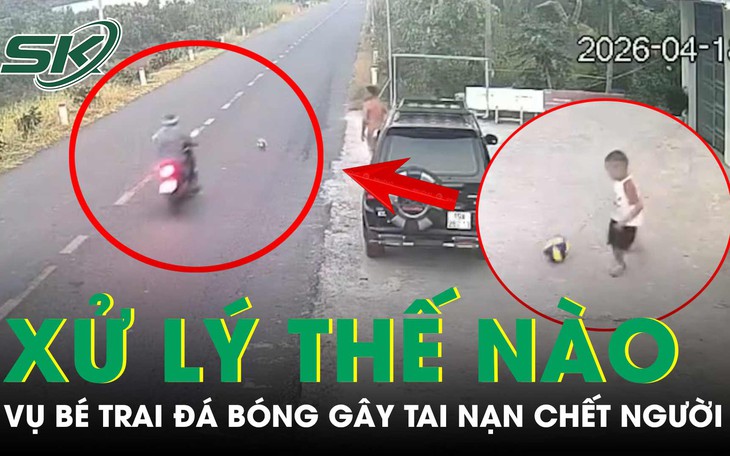 Băng qua đường bất cẩn, hai người suýt gặp nạn trước xe khách- Ảnh 1.