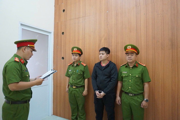 Chỉ vay 20 triệu, người phụ nữ gánh nợ 400 triệu vì 'phí dịch vụ', 'tiền cà phê' và đáo hạn dây chuyền- Ảnh 1. Chỉ vay 20 triệu, người phụ nữ gánh nợ 400 triệu vì 'phí dịch vụ', 'tiền cà phê' và đáo hạn dây chuyền- Ảnh 1.