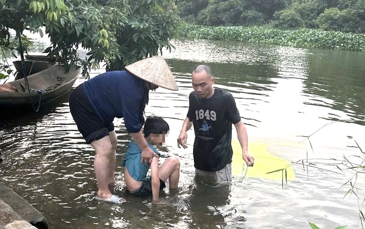 Cố bơi ra sông lấy lại diều đứt dây, bé trai 12 tuổi suýt chết đuối- Ảnh 1. Cố bơi ra sông lấy lại diều đứt dây, bé trai 12 tuổi suýt chết đuối- Ảnh 1.