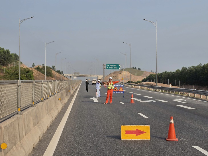 Tạm đóng cửa các đoạn tuyến cao tốc qua Quảng Trị để lắp giá long môn- Ảnh 1. Tạm đóng cửa các đoạn tuyến cao tốc qua Quảng Trị để lắp giá long môn- Ảnh 1.