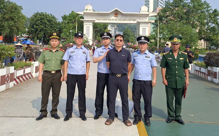 Bắt giữ đối tượng truy nã người Trung Quốc trốn sang Việt Nam- Ảnh 1. Bắt giữ đối tượng truy nã người Trung Quốc trốn sang Việt Nam- Ảnh 1.