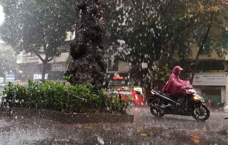Không khí lạnh làm nhiệt giảm, mưa dông kéo dài vào Trung Bộ- Ảnh 1.