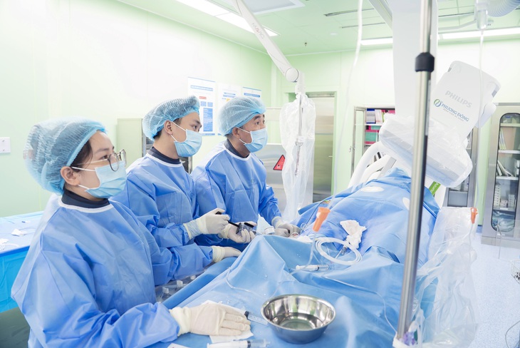 Bệnh viện Phương Đông: Nghẹt thở khơi thông 3 nhánh mạch vành hẹp khít, giành lại dòng máu nuôi tim cho bệnh nhân 72 tuổi- Ảnh 3.