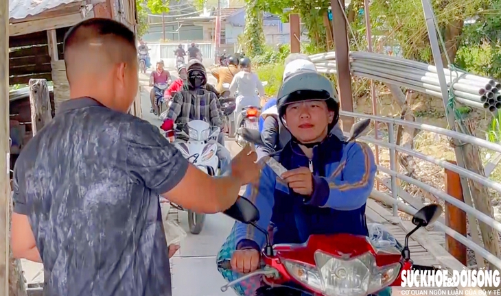 Hàng nghìn hộ dân ở Tây Nha Trang ‘đánh cược’ an toàn khi qua cầu gỗ tạm- Ảnh 2. Hàng nghìn hộ dân ở Tây Nha Trang ‘đánh cược’ an toàn khi qua cầu gỗ tạm- Ảnh 2.