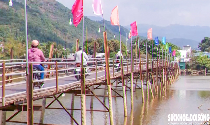 Hàng nghìn hộ dân ở Tây Nha Trang ‘đánh cược’ an toàn khi qua cầu gỗ tạm- Ảnh 1. Hàng nghìn hộ dân ở Tây Nha Trang ‘đánh cược’ an toàn khi qua cầu gỗ tạm- Ảnh 1.