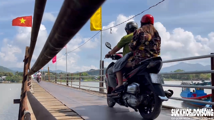 Hàng nghìn hộ dân ở Tây Nha Trang ‘đánh cược’ an toàn khi qua cầu gỗ tạm- Ảnh 4. Hàng nghìn hộ dân ở Tây Nha Trang ‘đánh cược’ an toàn khi qua cầu gỗ tạm- Ảnh 4.