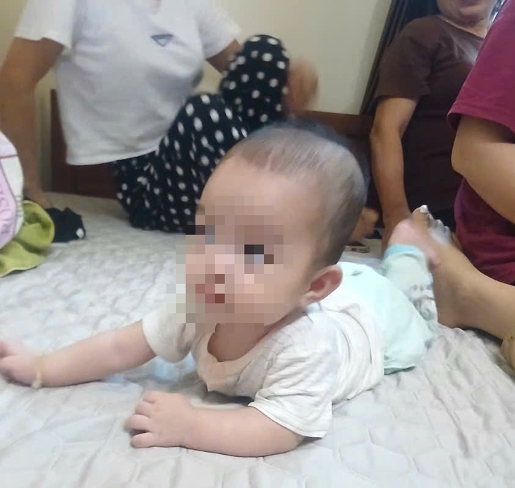 Xót xa bé gái 4 tháng tuổi bị bỏ rơi trước cổng nhà dân trong đêm- Ảnh 1. Xót xa bé gái 4 tháng tuổi bị bỏ rơi trước cổng nhà dân trong đêm- Ảnh 1.