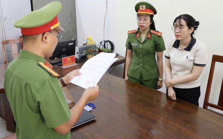 Phát hiện nhóm người đánh bạc tại bãi đỗ xe sân bay- Ảnh 2.