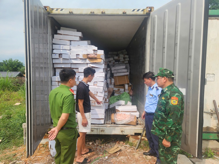 Khám 3 kho hàng vùng biên, phát hiện hơn 25 tấn chân lợn, cánh gà đông lạnh không rõ nguồn gốc- Ảnh 1. Khám 3 kho hàng vùng biên, phát hiện hơn 25 tấn chân lợn, cánh gà đông lạnh không rõ nguồn gốc- Ảnh 1.