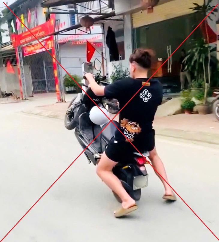 Trình diễn 'bốc đầu' xe máy điện giữa phố, nam thanh niên bị tạm giữ phương tiện- Ảnh 1. Trình diễn 'bốc đầu' xe máy điện giữa phố, nam thanh niên bị tạm giữ phương tiện- Ảnh 1.