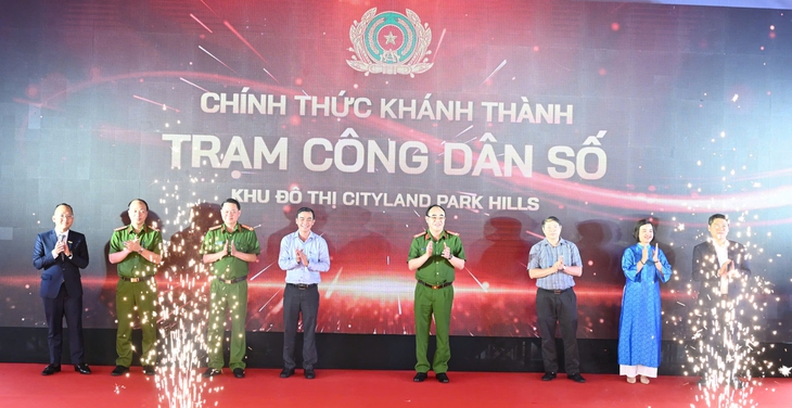 Trạm Công dân số đưa dịch vụ công và y tế số 'chạm cửa' người dân- Ảnh 1.