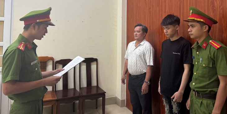 Khởi tố đối tượng điều khiển xe tông rào chắn của lực lượng làm nhiệm vụ- Ảnh 1. Khởi tố đối tượng điều khiển xe tông rào chắn của lực lượng làm nhiệm vụ- Ảnh 1.