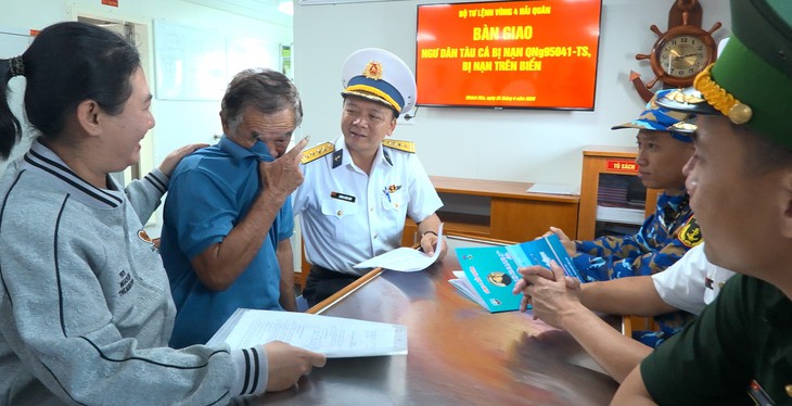 Bệnh xá đảo Song Tử Tây cứu chữa ngư dân đột ngột yếu người khi đang ăn cơm- Ảnh 2.