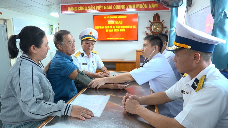 Bệnh xá đảo Song Tử Tây cứu chữa ngư dân đột ngột yếu người khi đang ăn cơm- Ảnh 3.