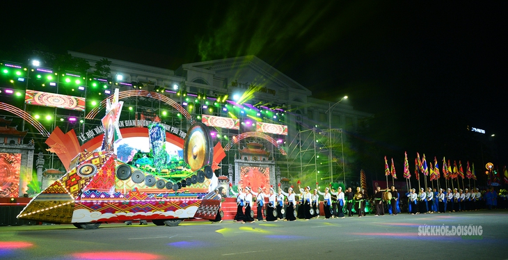 Rực rỡ 'Thanh âm nguồn cội' trong đêm hội đường phố Đất Tổ- Ảnh 1. Rực rỡ 'Thanh âm nguồn cội' trong đêm hội đường phố Đất Tổ- Ảnh 1.