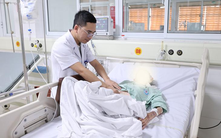 Cứu cụ ông 90 tuổi mắc nhiều bệnh lý nền bị tắc ruột do dính - Ảnh 3.