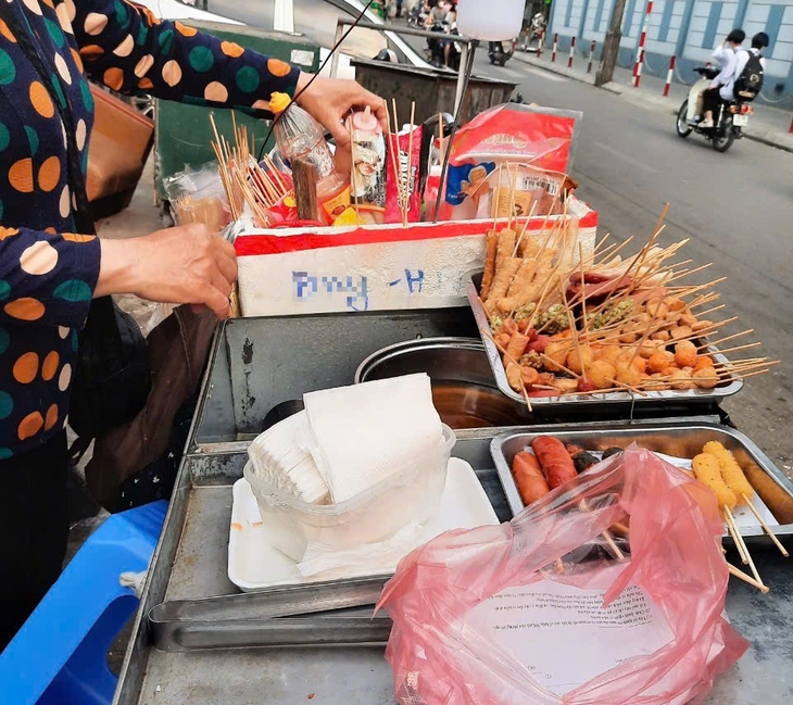 Khi bán thức ăn không đeo găng tay có thể bị phạt 4 triệu đồng- Ảnh 1.