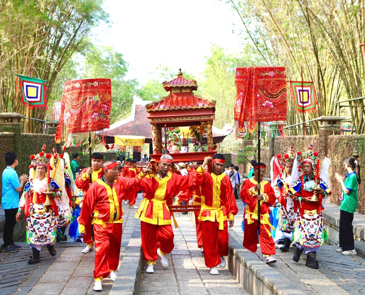 Lãnh đạo TPHCM và người dân dâng hương tưởng niệm các Vua Hùng- Ảnh 2.
