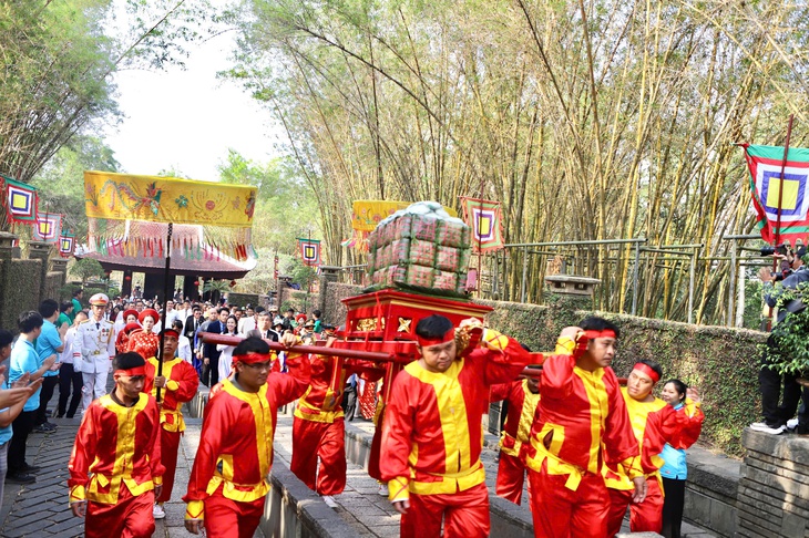 Hàng nghìn người dân và du khách đến dâng hương tại Đền Tưởng niệm các Vua Hùng ở TPHCM- Ảnh 5.
