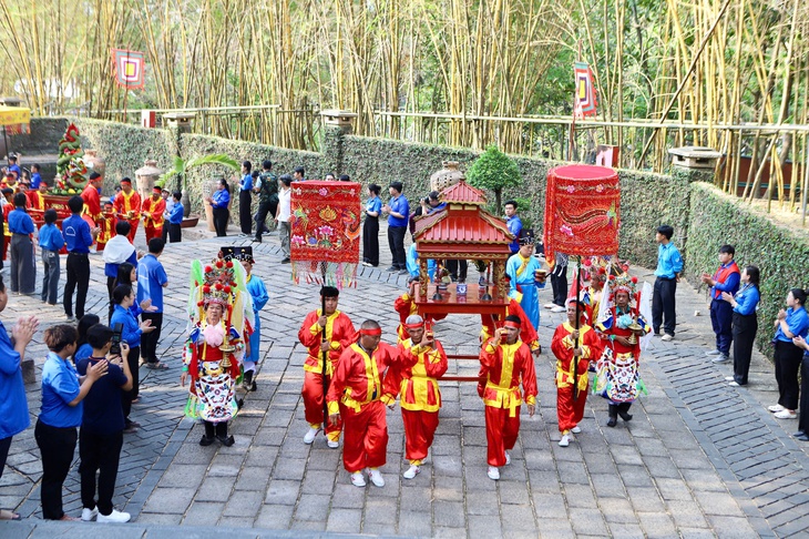 Hàng nghìn người dân và du khách đến dâng hương tại Đền Tưởng niệm các Vua Hùng ở TPHCM- Ảnh 3.
