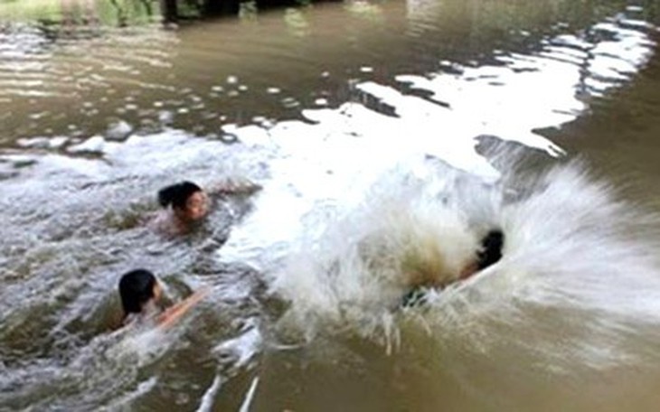 Đau lòng hai cháu nhỏ bị đuối nước khi tắm suối
