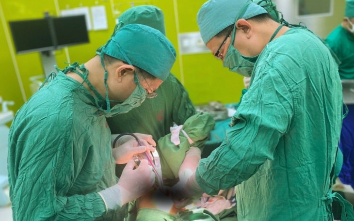 Ca thay khớp háng đặc biệt trên bệnh nhân 100 tuổi tại Quảng Ninh- Ảnh 3.