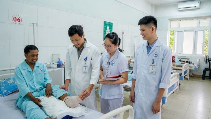 Người đàn ông bị lưỡi máy cắt cỏ văng trúng đứt lìa bàn chân- Ảnh 1.