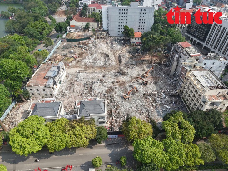 Mặt bằng công viên 2,4 ha ven hồ Hoàn Kiếm dần lộ diện sau 5 tháng giải phóng mặt bằng- Ảnh 1.