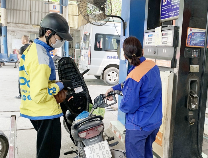 Giá xăng dầu đồng loạt giảm, RON95 còn 24.078 đồng/lít- Ảnh 1. Giá xăng dầu đồng loạt giảm, RON95 còn 24.078 đồng/lít- Ảnh 1.