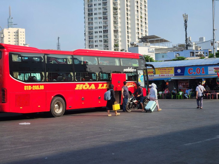 Giao thông cửa ngõ tăng nhiệt, sân bay Tân Sơn Nhất chạm ngưỡng cao điểm chiều 29/4- Ảnh 5.