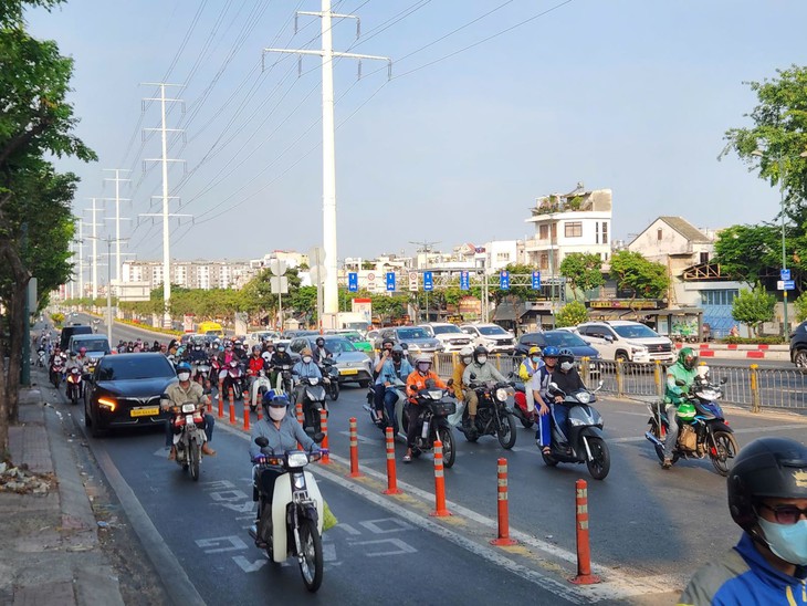 Giao thông cửa ngõ tăng nhiệt, sân bay Tân Sơn Nhất chạm ngưỡng cao điểm chiều 29/4- Ảnh 9.