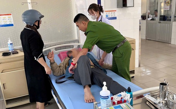 Video khoảnh khắc tài xế băng qua làn ngược chiều cứu cháu bé khỏi tình huống nguy hiểm- Ảnh 1.