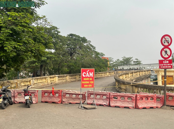 Đi sớm vẫn tắc đường, nhịp sống người Hà Nội xáo trộn vì cấm cầu Long Biên - Ảnh 1. Đi sớm vẫn tắc đường, nhịp sống người Hà Nội xáo trộn vì cấm cầu Long Biên - Ảnh 1.