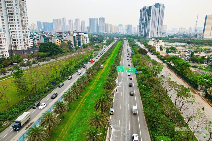 Công nhân gấp rút dựng rào chắn làm Metro số 5 trên Đại lộ Thăng Long- Ảnh 1. Công nhân gấp rút dựng rào chắn làm Metro số 5 trên Đại lộ Thăng Long- Ảnh 1.