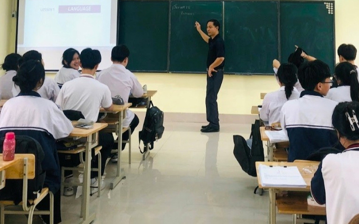 Giáo viên tại nhiều trường học ở Hà Nội vẫn "mòn mỏi" chờ thu nhập tăng thêm