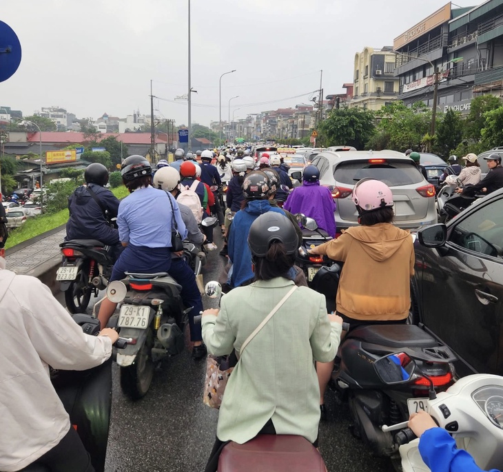 Đi sớm vẫn tắc đường, nhịp sống người Hà Nội xáo trộn vì cấm cầu Long Biên - Ảnh 3. Đi sớm vẫn tắc đường, nhịp sống người Hà Nội xáo trộn vì cấm cầu Long Biên - Ảnh 3.