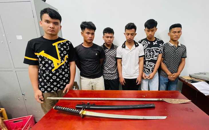 Tạm giữ hình sự nhóm thanh niên đi chém người trong đêm ở Đắk Lắk