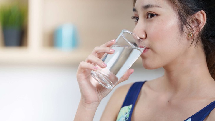 5 sai lầm khiến uống nhiều nước mà cơ thể vẫn 'khát'- Ảnh 1.