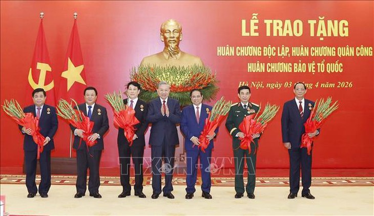 Lễ trao tặng huân chương cao quý cho lãnh đạo Đảng, Nhà nước- Ảnh 2. Lễ trao tặng huân chương cao quý cho lãnh đạo Đảng, Nhà nước- Ảnh 2.
