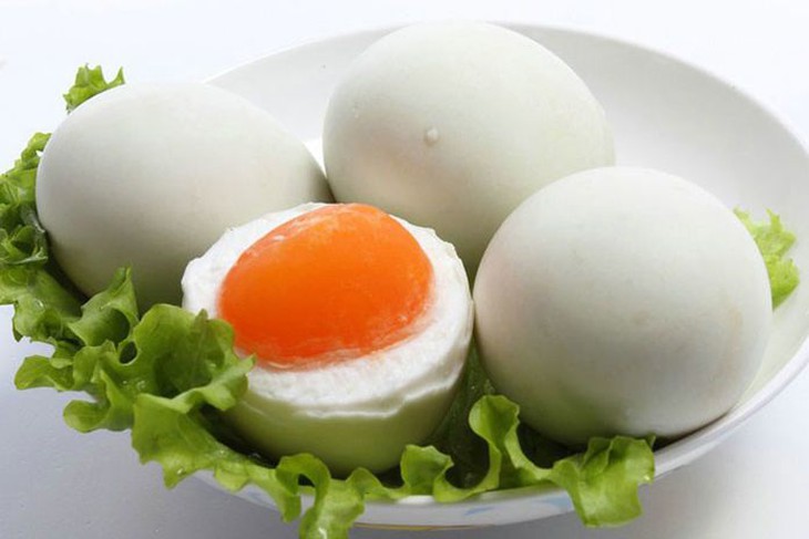 5 nhóm người không nên ăn trứng muối - Ảnh 1.