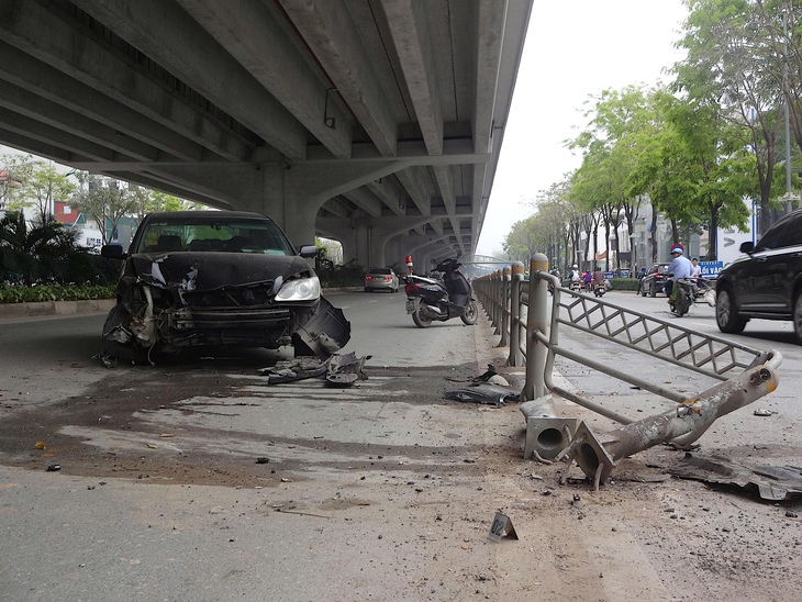 Ô tô đâm văng dải phân cách khiến 2 người bị thương, tài xế rời hiện trường- Ảnh 2.