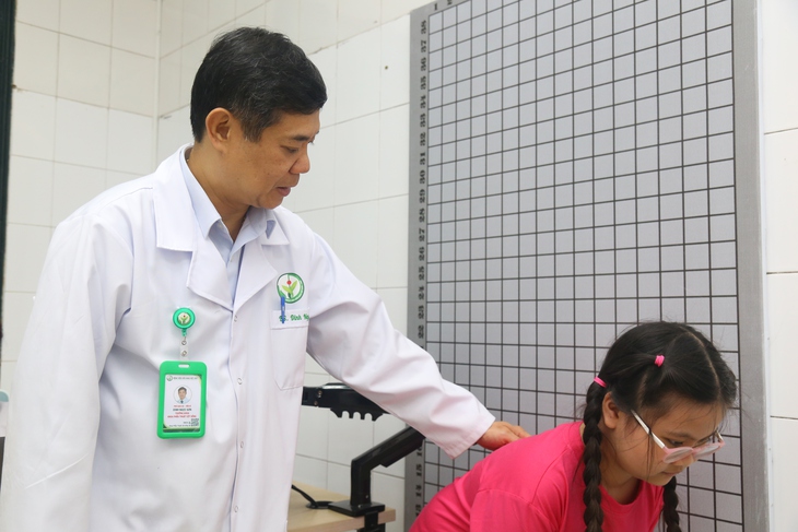 Nhiều trẻ chỉ được phát hiện bệnh khi cột sống đã cong vẹo, chuyên gia khuyến cáo gì đến phụ huynh?- Ảnh 1.