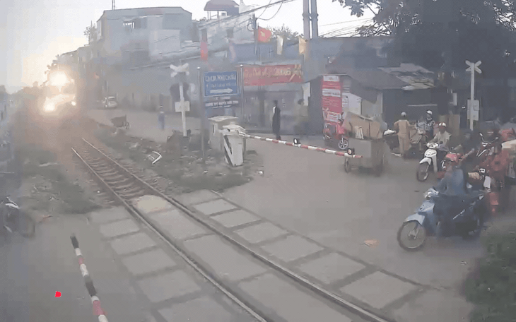 "Thót tim" cảnh xe máy băng qua đường sắt, tài xế thoát chết trong gang tấc
